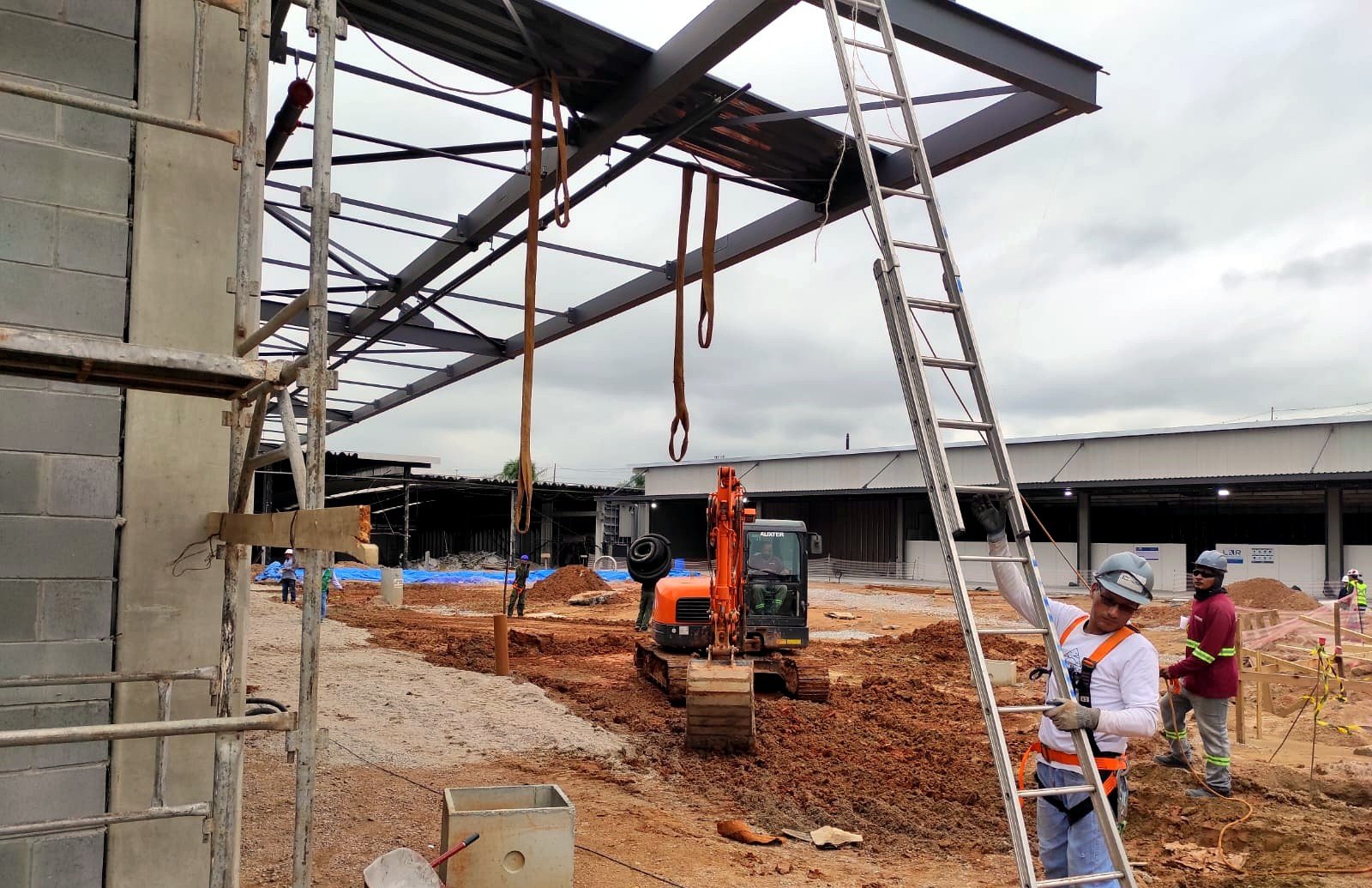 Montagem de estrutura metálica com cobertura em obra em Campinas/SP